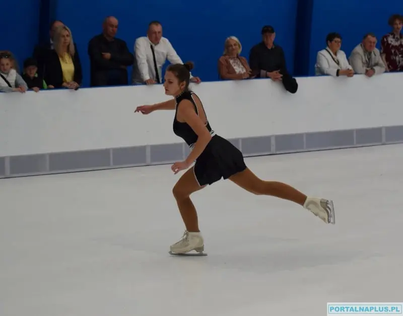 Trening łyżwiarstwa figurowego na lodzie syntetycznym