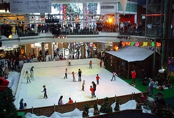 Syntetyczne lodowisko w centrum handlowym, sztuczne lodowisko w centrum handlowym