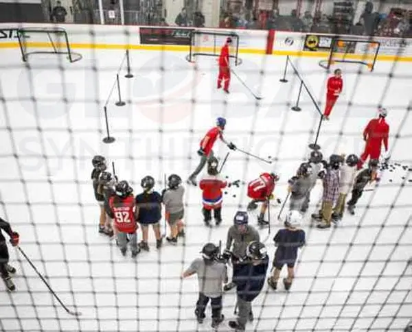 Trening hokeja i łyżwiarstwa figurowego na lodzie syntetycznym
