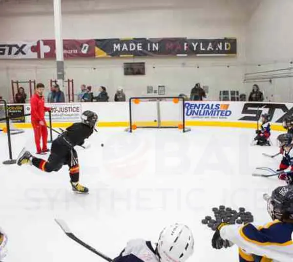 Trening hokeja i łyżwiarstwa figurowego na lodzie syntetycznym