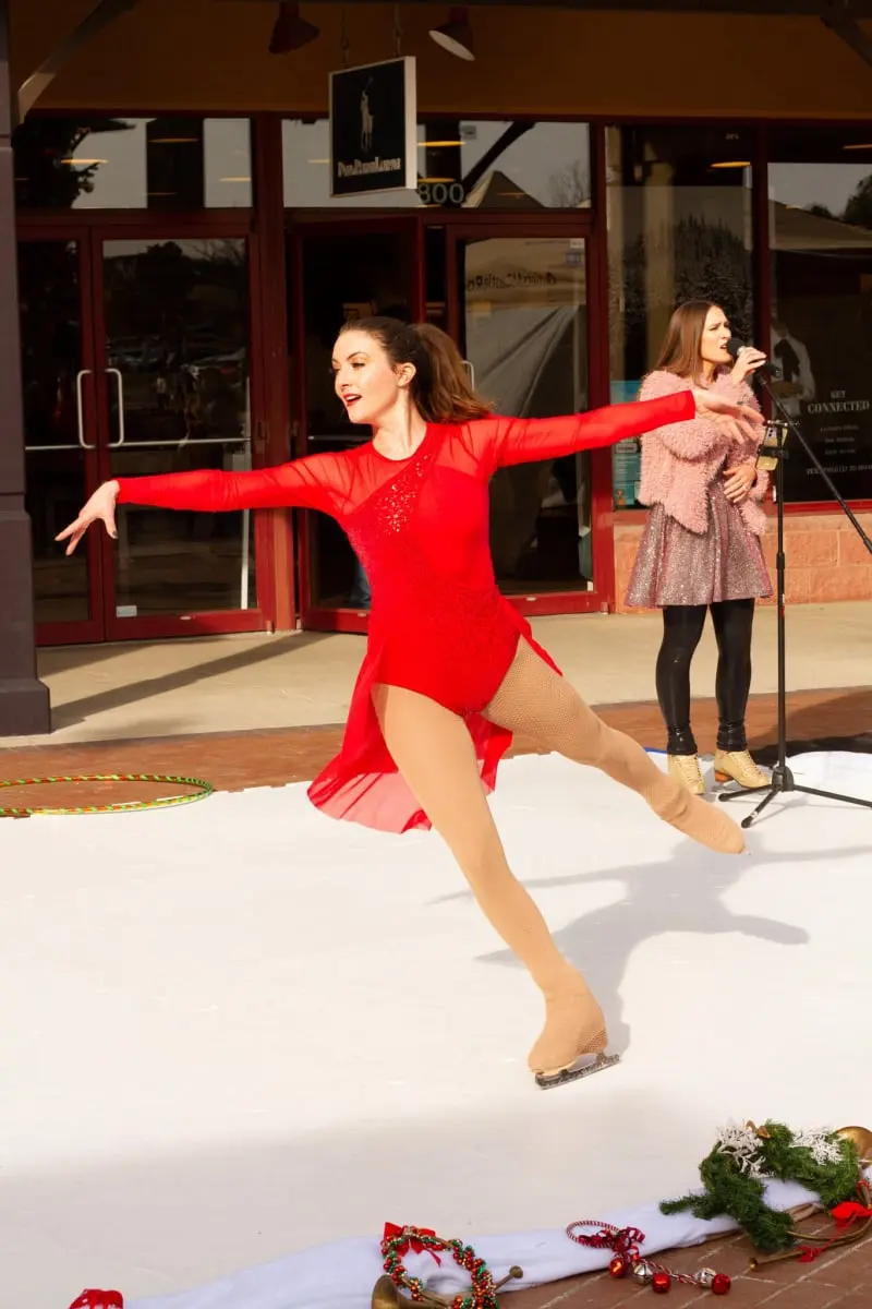 Trening łyżwiarstwa figurowego na lodzie syntetycznym