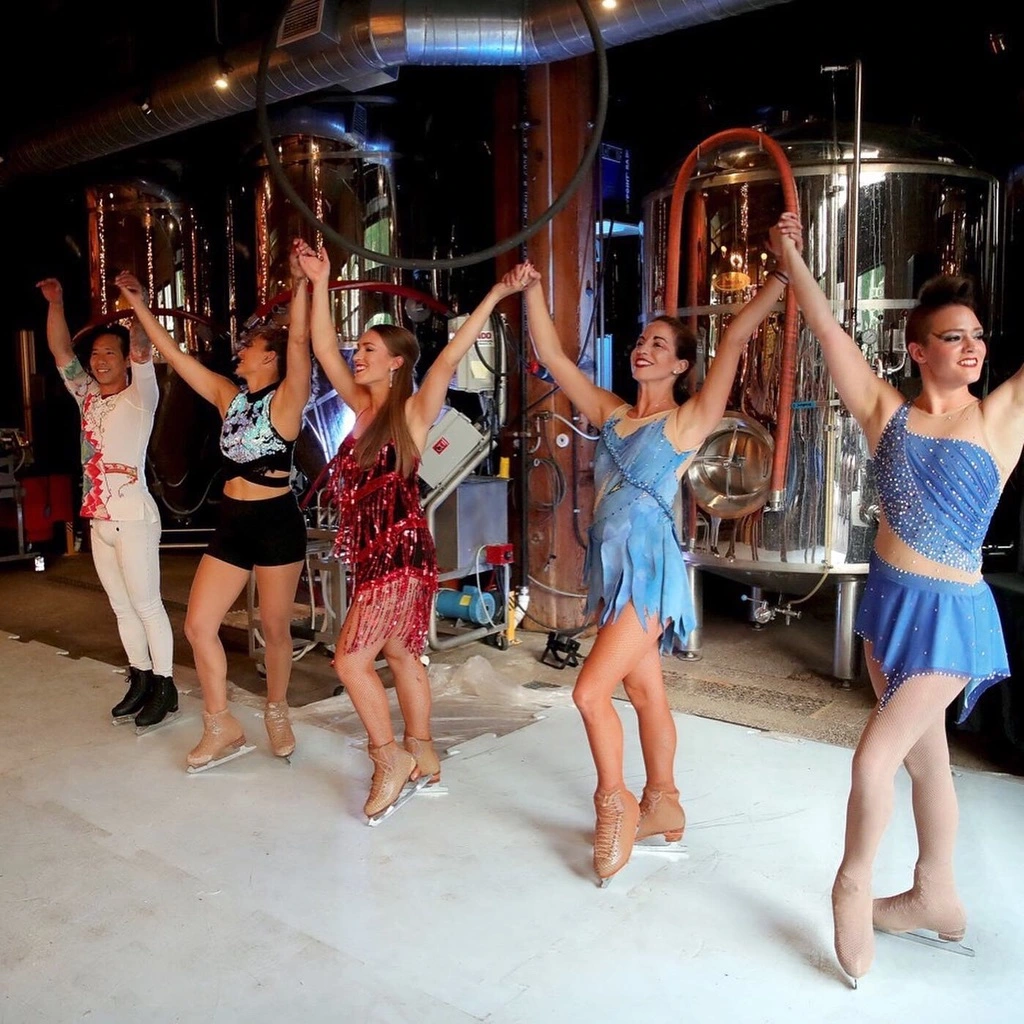 Trening łyżwiarstwa figurowego na lodzie syntetycznym