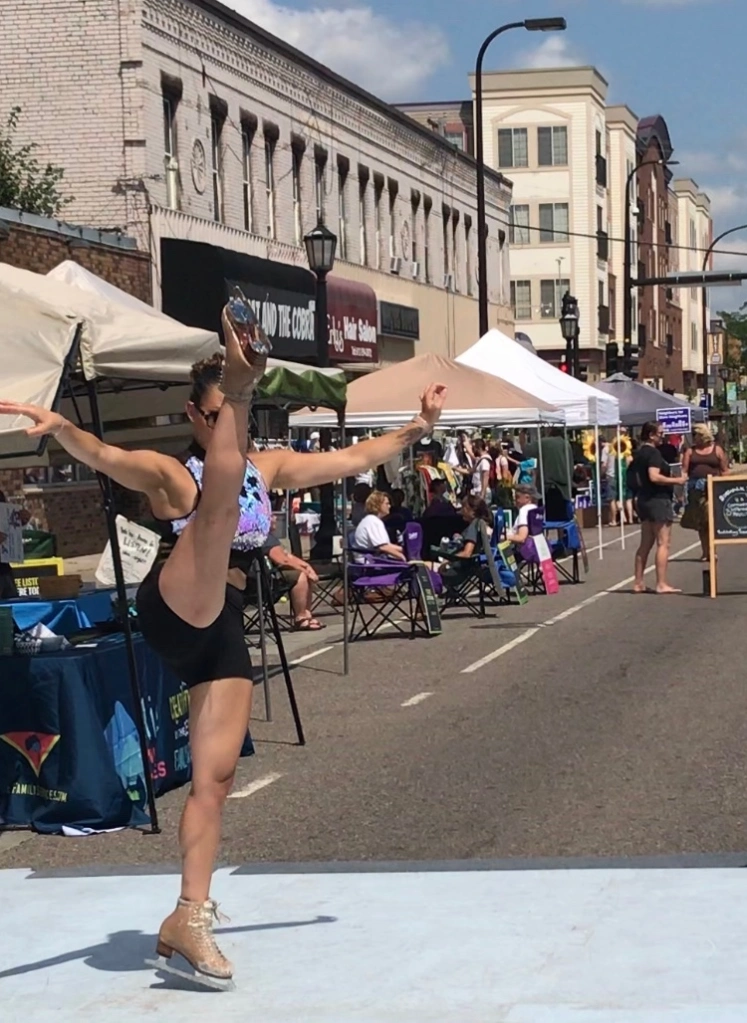 Trening łyżwiarstwa figurowego na lodzie syntetycznym