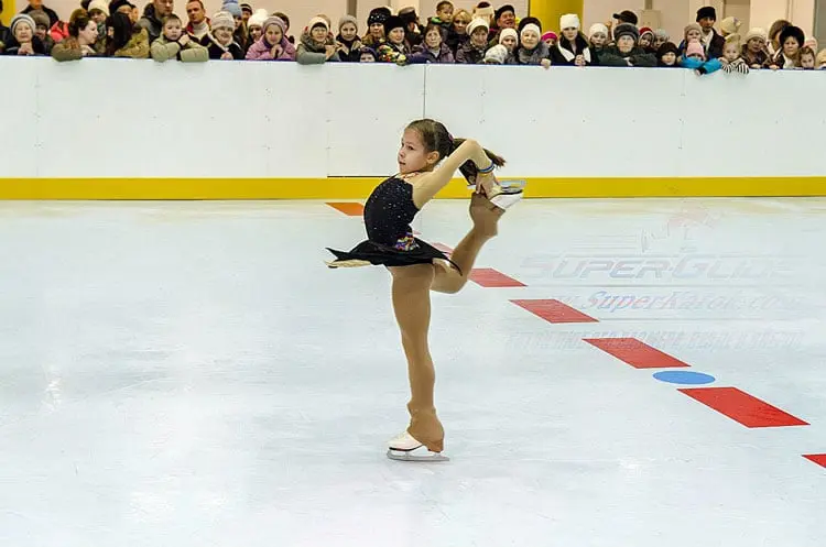 Trening łyżwiarstwa figurowego na lodzie syntetycznym