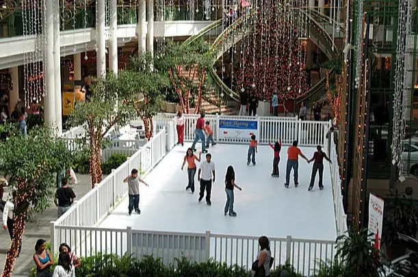 Syntetyczne lodowisko w centrum handlowym, sztuczne lodowisko w centrum handlowym